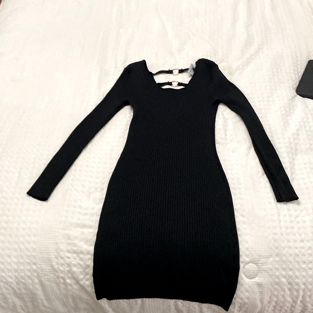 This is a stretchy black dress that’s a medium and woman. It Is very comfy❤️😋😘